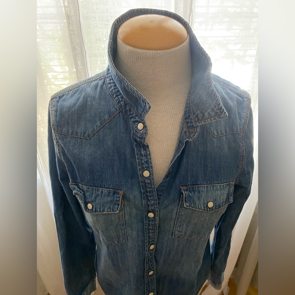 Denim, fitted shirt.